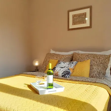 Aurea نوفي فاربنو